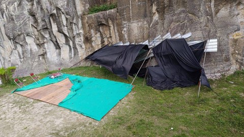 Angin kencang menyebabkan sejumlah tenda yang berada di kawasan wisata Tebing Breksi Sleman rusak. Foto: Pengelola Tebing Breksi