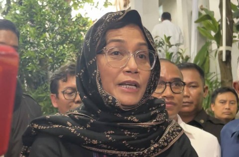 Menteri Keuangan Sri Mulyani Indrawati tiba di rumah duka Rizal Ramli, di kawasan Kemang, Jakarta Selatan pada Rabu (3/1/2024). Foto: Widya Islamiati/kumparan