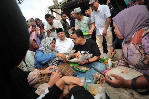 Anies Makan Bajamba bersama para petani Solok Padang Lindang, Rabu (3/1). Foto: Dok. Istimewa