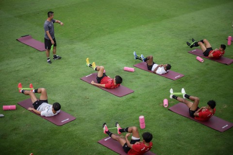 Timnas U-20 Indonesia melakukan pemusatan latihan tahap kedua di Lapangan A Senayan, Jakarta, Kamis (4/1/2024). Foto: Jamal Ramadhan/kumparan
