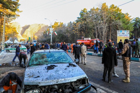 orang-orang dan personel darurat Iran di lokasi di mana dua ledakan berturut-turut menghantam kerumunan yang memperingati kematian mendiang Jenderal Iran Qassem Soleimani, di Kerman, Iran, Rabu (3/1/2024). Foto: Sare Tajalli/ISNA/AFP