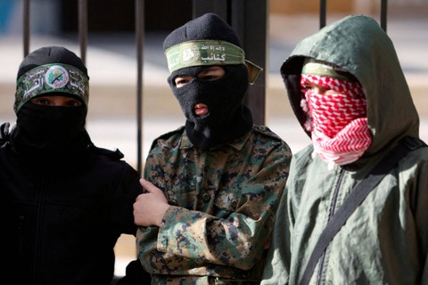 Suasana pemakaman jenazah Ahmad Hammoud, yang tewas bersama dengan wakil pemimpin Hamas Saleh al-Arouri di Burj al-Shemali di Tyre, Lebanon, Rabu (3/1/2024). Foto: Aziz Taher/Reuters