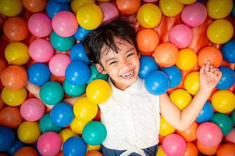 Ilustrasi anak asia mandi bola di tempat bermain. Foto: FAMILY STOCK/Shutterstock
