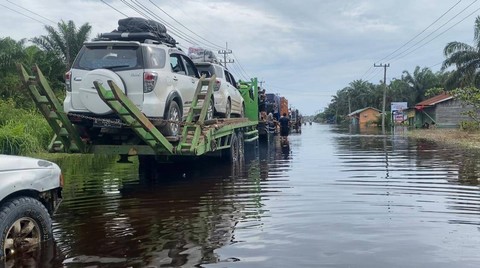 Akses utama Jalan Lintas Timur Riau - Jambi, kilometer 76, Pangkalan Kerinci, Kabupaten Pelalawan, Riau, terputus akibat banjir. Foto: kumparan