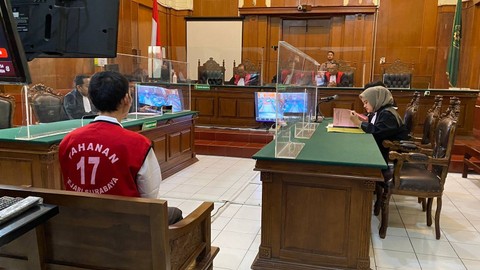 Terdakwa Rochmad Bagus Apriyatna atau Roy, pembunuh mahasiswi Universitas Surabaya (Ubaya) Angeline Nathania menjalani sidang vonis di Ruang Cakra Pengadilan Negeri (PN) Surabaya, Kamis (4/1/2024). Foto: Farusma Okta Verdian/kumparan