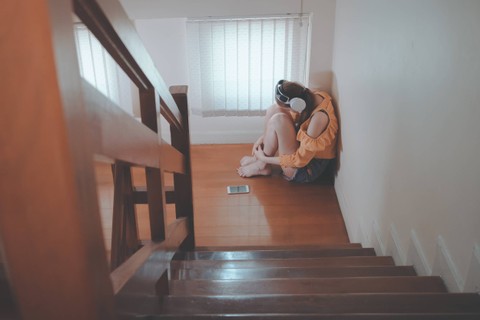 Ilustrasi perempuan mendengarkan lagu sedih saat patah hati. Foto: TongTa25/Shutterstock