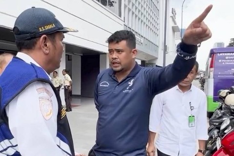 Wali Kota Medan Bobby Nasution menegur petugas terkait parkir liar di atas trotoar yang baru selesai dikerjakan oleh Pemerintah Kota Medan. Foto: Instagram/@bobbynst