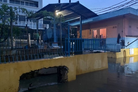 Banjir merendam Komplek Dosen Ikip, Kelurahan Jatiasih, Kota Bekasi, Kamis (4/1/2024). Foto: Dok. Istimewa