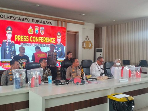 Polrestabes Surabaya menetapkan bartender Cruz Lounge Bar Hotel Vasa bernama Arnold Zadrach Sitaniya (27 tahun) sebagai tersangka kasus kematian 3 pemain band usai pesta miras. Foto: Farusma Okta Verdian/kumparan