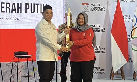 Legenda Tenis Meja Indonesia, Rossy Pratiwi Dipoyanti (kanan), memberikan obor Olimpiade 1996 kepada Ketua NOC Indonesia, Raja Sapta Oktohari (kiri), di Kantor NOC Indonesia, Jakarta, Jumat (5/1). Foto: Jodi Hermawan/kumparan