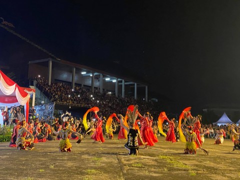 Tarian kolosal dari beberapa sanggar di Pontianak meriahkan Natal Oikumene. Foto: Rere Hutapea/Hi!Pontianak