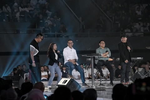 Capres-cawapres nomor urut 1 Anies Baswedan-Muhaimin Iskandar saat diroasting Kiky Saputri dan Ate pada acara Resolusi Indonesia di Tennis Indoor Senayan, Jumat (5/1/2024). Foto: Dok. Istimewa