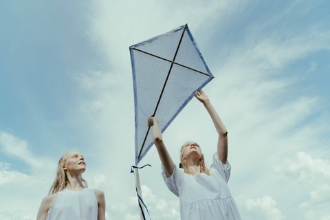 Ilustrasi cara membuat layang-layang. Sumber: pexels.com/Cottonbro Studio