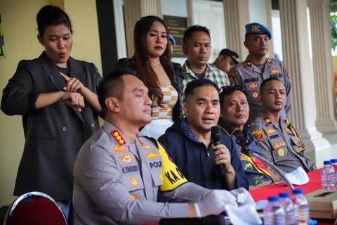 Artis Saipul Jamil memberikan keterangan kepada wartawan terkait penangkapan dirinya di jalan kawasan Jelambar pada konferensi pers di Polsek Tambora, Jakarta Barat, Sabtu (6/1/2024). Foto: Jamal Ramadhan/kumparan