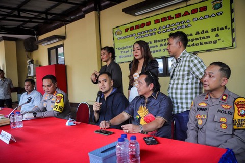 Artis Saipul Jamil memberikan keterangan kepada wartawan terkait penangkapan dirinya di jalan kawasan Jelambar pada konferensi pers di Polsek Tambora, Jakarta Barat, Sabtu (6/1/2024). Foto: Jamal Ramadhan/kumparan
