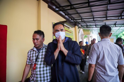 Artis Saipul Jamil dihadirkan saat keterangan kepada wartawan terkait penangkapan dirinya di jalan kawasan Jelambar pada konferensi pers di Polsek Tambora, Jakarta Barat, Sabtu (6/1/2024). Foto: Jamal Ramadhan/kumparan