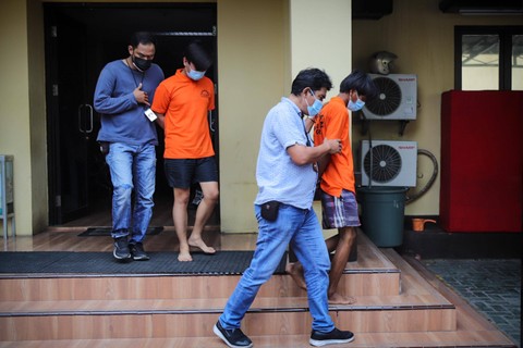 Dua tersangka yakni Steven (asisten Saipul Jamil) dan Rifandi (pengedar) yang diamankan di Polsek Tambora, Jakarta Barat, Sabtu (6/1/2024). Foto: Jamal Ramadhan/kumparan