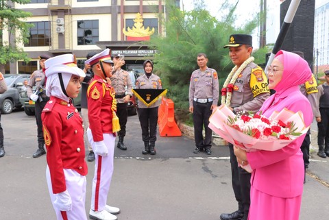 Kapolresta Bandar Lampung, Kombes Pol Abdul Waras didampingi Ketua Bhayangkari Cabang Kota Bandar Lampung Nyonya Neeva Abdul Waras. | Foto: Dok Polresta Bandar Lampung