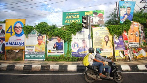 Sejumlah baliho caleg terlihat semerawut terpajang di salah satu ruas jalan Kota Palembang, Sabtu (6/1) Foto: abp/urban id