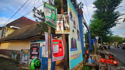 Kesemerawutan sejumlah baliho caleg yang terpajang di tiang listrik kawasan pasar gubah Kota Palembang, Sabtu (6/1) Foto: abp/urban id