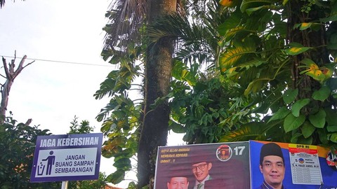 Sejumlah baliho caleg yang juga terpajang di perkarangan rumah warga menjelang pemilihan legislatif 2024 di Kota Palembang, Sabtu (6/1) Foto: abp/urban id