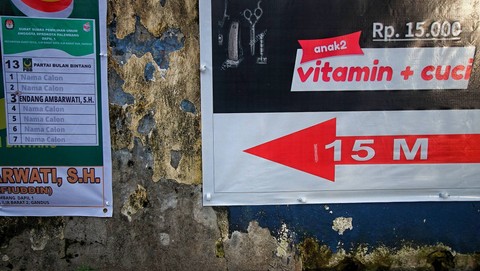 Baliho caleg yang terpajang di dinding kawasan pasar gubah Kota Palembang, Sabtu (6/1) Foto: abp/urban id