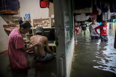 Banjir menggenangi permukiman di Jalan Rambai RT6/RW2, Kramat Pela, Kebayoran Baru, Jakarta Selatan, Sabtu (6/1/2024). Foto: Jamal Ramadhan/kumparan