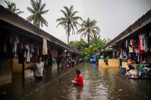 Banjir menggenangi permukiman di Jalan Rambai RT6/RW2, Kramat Pela, Kebayoran Baru, Jakarta Selatan, Sabtu (6/1/2024). Foto: Jamal Ramadhan/kumparan