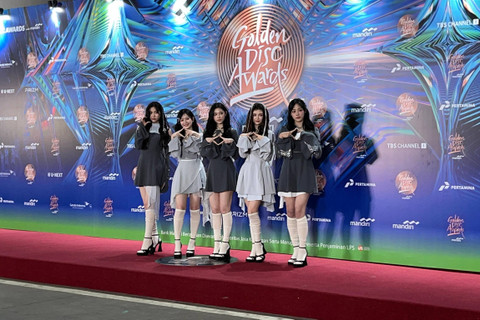 Penampilan NewJeans di Red Carpet GDA 2024 di Jakarta International Stadium (JIS), Sabtu (6/1/2024). Foto:  Retyan Sekar Nurani/kumparan