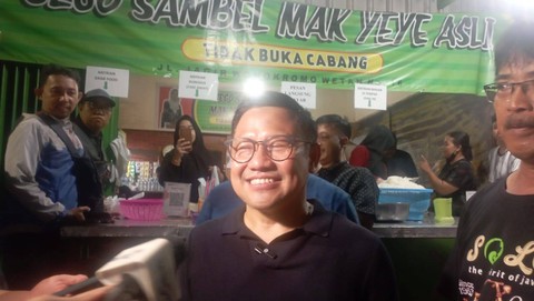 Cawapres nomor urut 1, Muhaimin Iskandar alias Cak Imin, traktir warga di Rumah Makan legendaris Sego Sambel Mak Yeye, Surabaya, Jawa Timur, Sabtu (6/1/2024). Foto: Fadlan Nuril Fahmi/kumparan