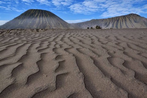 Pasir berbisik Gunung Bromo yang pernah jadi lokasi syuting film Pasir Berbisik. Foto: agenwisatabromo