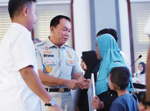 Direktur Utama Jasa Raharja Rivan A. Purwantono membagikan santunan korban meninggal dunia sebesar Rp 50 juta kepada masing-masing ahli waris korban kecelakaan KA Turangga yang bertabrakan dengan Commuter Line Bandung Raya, yang terjadi di lintas Haurpugur-Cicalengka, Km 181+700, Bandung, Jawa Barat, Jumat (5/1/2023). Foto Jasa Raharja