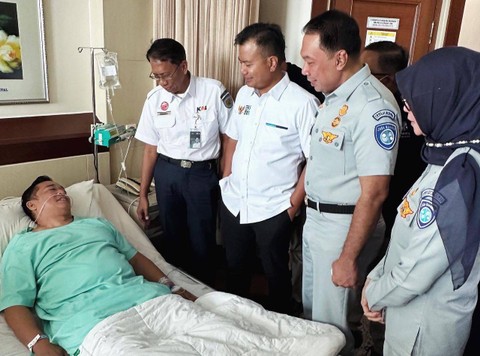 Direktur Utama Jasa Raharja Rivan A. Purwantono membagikan santunan korban meninggal dunia sebesar Rp 50 juta kepada masing-masing ahli waris korban kecelakaan KA Turangga yang bertabrakan dengan Commuter Line Bandung Raya, yang terjadi di lintas Haurpugur-Cicalengka, Km 181+700, Bandung, Jawa Barat, Jumat (5/1/2023). Foto Jasa Raharja