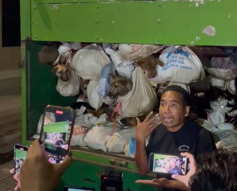 Polisi menggagalkan pengiriman ratusan anjing di Gerbang Tol Kalikangkung, Kota Semarang, pada hari Sabtu (6/1). Foto: Dok. Istimewa
