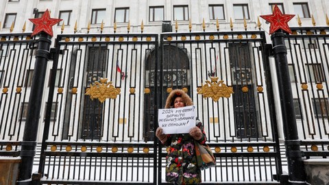 Istri seorang tentara Rusia saat protes di luar gedung kementerian pertahanan Rusia di Moskow, Rusia, 6 Januari 2024. Ia menuntut agar suaminya cepat dikembalikan dari zona perang. Foto: REUTERS/Stringer