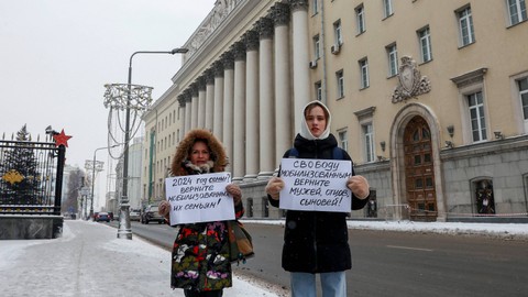 Istri seorang tentara Rusia saat protes di luar gedung kementerian pertahanan Rusia di Moskow, Rusia, 6 Januari 2024. Ia menuntut agar suaminya cepat dikembalikan dari zona perang. Foto: REUTERS/Stringer