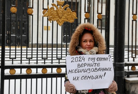 Istri seorang tentara Rusia saat protes di luar gedung kementerian pertahanan Rusia di Moskow, Rusia, 6 Januari 2024. Ia menuntut agar suaminya cepat dikembalikan dari zona perang. Foto: REUTERS/Stringer