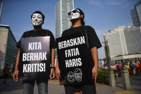 Sejumlah pegiat menggelar aksi mendukung pembebasan aktivis Haris Azhar dan Fatia Maulidiyanti yang terjerat kasus dugaan pencemaran nama baik Luhut Binsar Pandjaitan di Jakarta, Minggu (7/1/2024). Foto: ANTARA FOTO/Akbar Nugroho Gumay