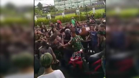Potongan video bentrok yang terjadi di depan Markas Kodam XIII/Merdeka yang dipicu oleh iringan pengantar jenazah menggeber gas sepeda motor yang menggunakan knalpot brong.