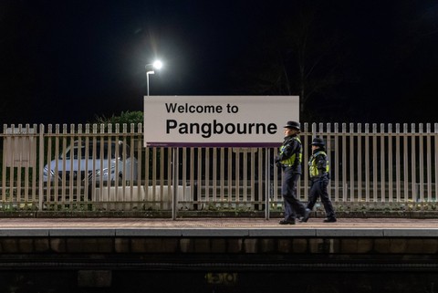 Petugas polisi di stasiun Pangbourne. Foto: Reuters