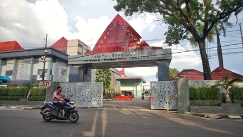 Ornamen kain tradisional songket Palembang yang mengias bangunan gapura gedung Pemprov Sumsel, Minggu (7/1) Foto: abp/urban id