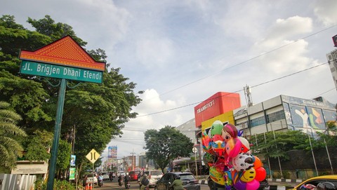 Plang nama jalan dengan motif kain songket Palembang yang mencuri perhatian para pengguna yang melibtas di kawasan tersebut, Minggu (7/1) Foto: abp/urban id