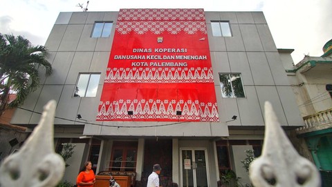 Ornamen kain tradisional songket Palembang menghias bangunan gedung utama di salah satu kantor dinas di kawasan Jalan Merdeka, Minggu (7/1) Foto: abp/urban id