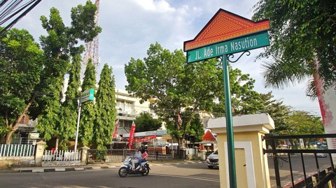 Plang jalan di kawasan komplek perkantoran berbentuk tanjak dengan motif kain songket Palembang yang makin mempercantik tampilannya, Minggu (7/1) Foto: abp/urban id