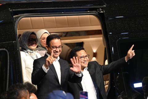 Capres-cawapres nomor urut satu Anies Baswedan dan Muhaimin Iskandar tiba di lokasi debat ketiga Pilpres 2024 di Istora Senayan, Jakarta, Minggu (7/1/2024). Foto: Fakhri Hermansyah/ANTARA FOTO