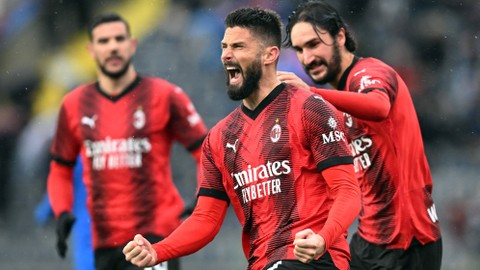 Olivier Giroud dan Yacine Adli merayakan gol saat laga Empoli vs AC Milan dalam lanjutan Liga Italia di Stadio Carlo Castellani pada 7 Januari 2024. Foto: REUTERS/Daniele Mascolo