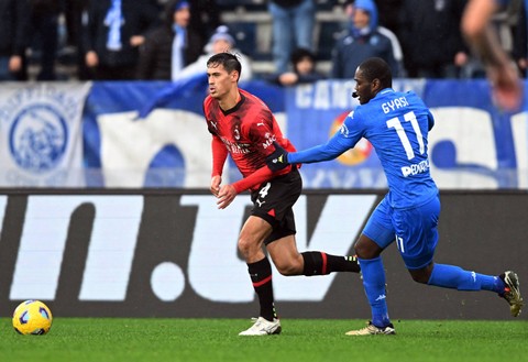 Tijjani Reijnders berduel dengan Emmanuel Gyasi saat laga Empoli vs AC Milan dalam lanjutan Liga Italia di Stadio Carlo Castellani pada 7 Januari 2024. Foto: REUTERS/Daniele Mascolo