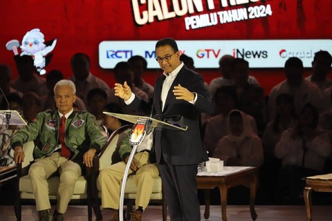 Calon presiden nomor urut 01 Anies Baswedan menyampaikan gagasannya saat debat debat ketiga Pilpres 2024 di Istora Senayan, Kompleks GBK, Jakarta Pusat, Minggu (7/1/2024).   Foto: Iqbal Firdaus/kumparan