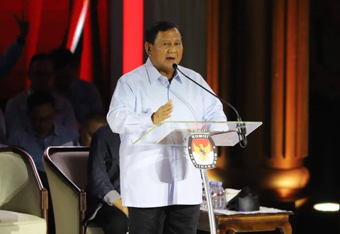 Calon presiden nomor urut 02 Prabowo Subianto menyampaikan gagasannya saat debat ketiga Pilpres 2024 di Istora Senayan, Kompleks GBK, Jakarta Pusat, Minggu (7/1/2024).   Foto: Iqbal Firdaus/kumparan