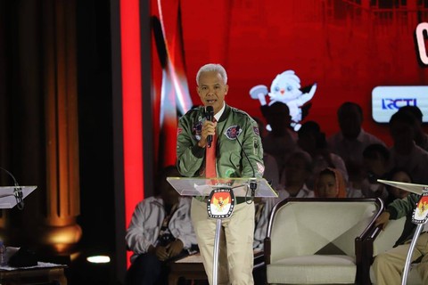 Calon presiden nomor urut 03 Ganjar Pranowo menyampaikan gagasannya saat debat ketiga Pilpres 2024 di Istora Senayan, Kompleks GBK, Jakarta Pusat, Minggu (7/1/2024). Foto: Iqbal Firdaus/kumparan